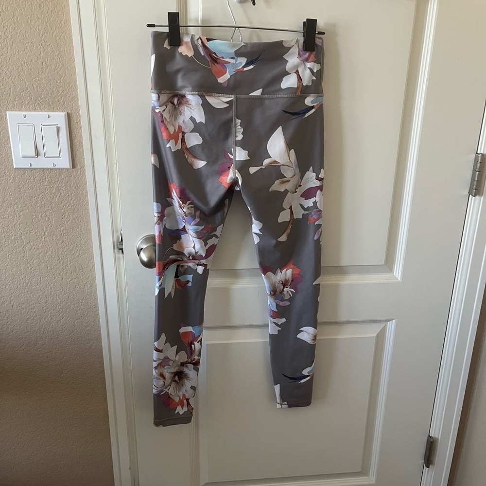 NWOT Athleta Elation Paradise 7/8 Legging/Tight-Gray Floral - Picture 4 of 5